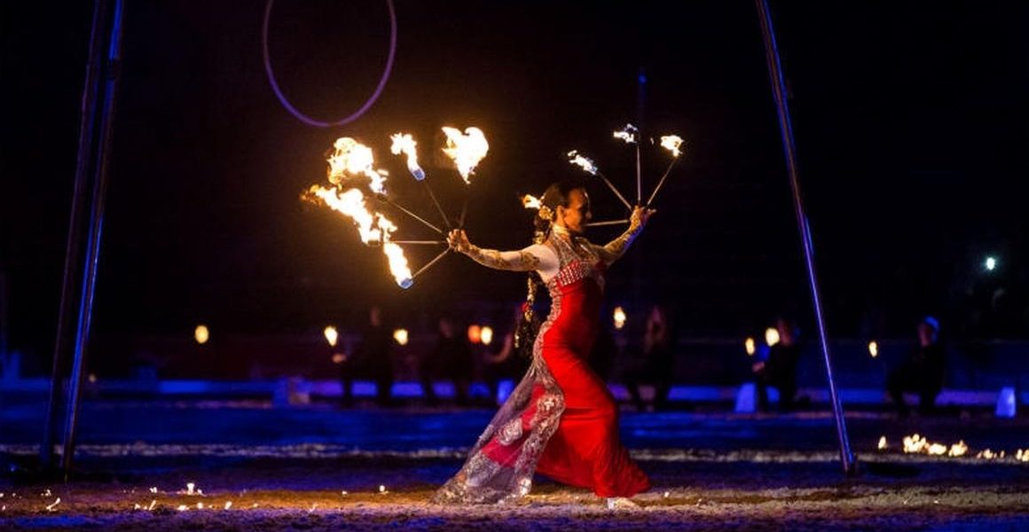 Flamenco-Taenzerin mit Feuer-Requisiten